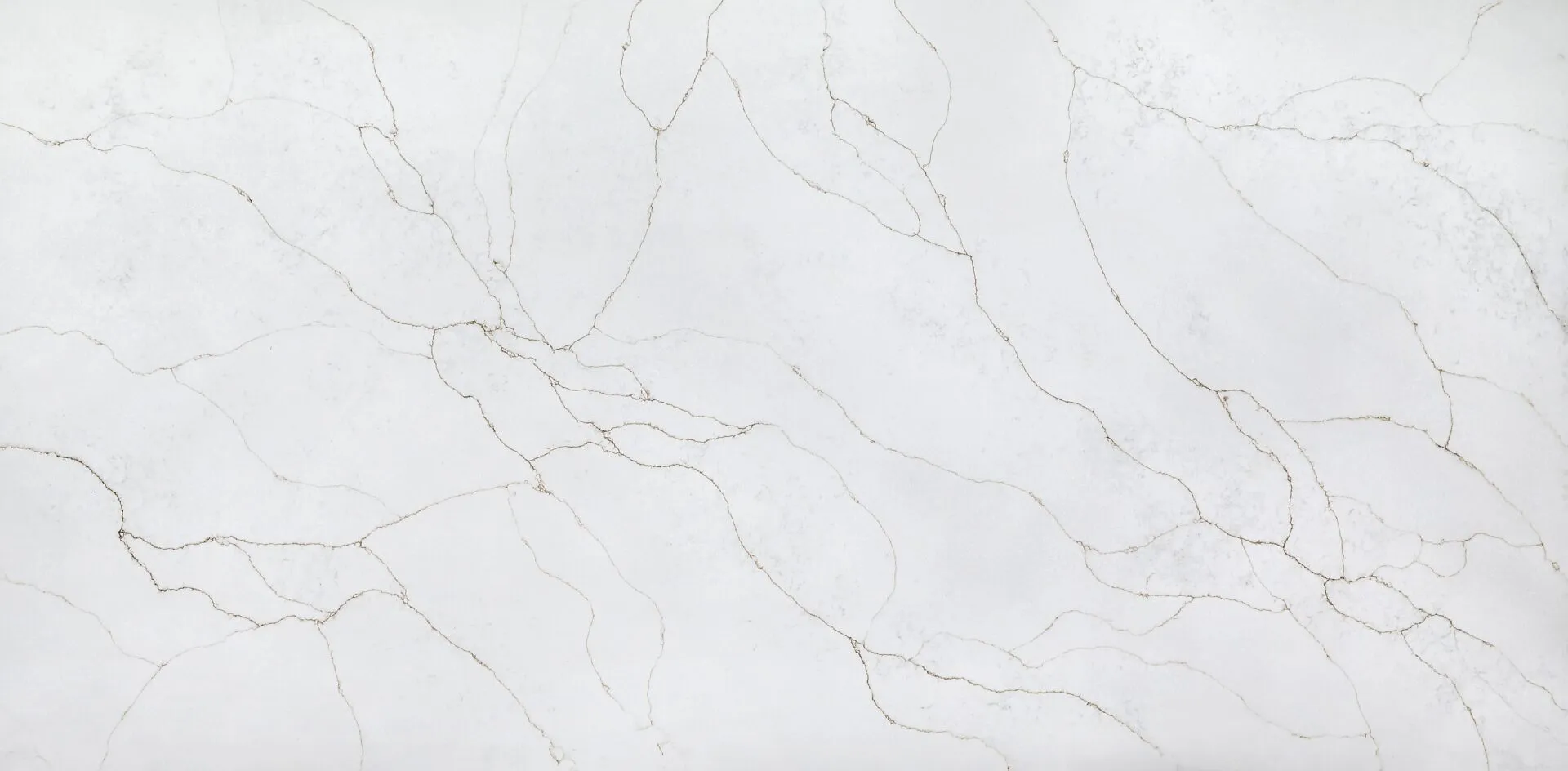 The Luce Oro slab is a masterful blend of contemporary elegance, with a background of multi-toned alabaster and soft grey tones. With its warm and yet distinct vein pattern, this slab acts as a stunning focal point for any installed application.